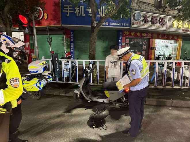 kaiyun：夏季行动丨赣县14名精神小伙驾驶“非法改装”车在街头追逐竞技、炸街？抓！(图3)