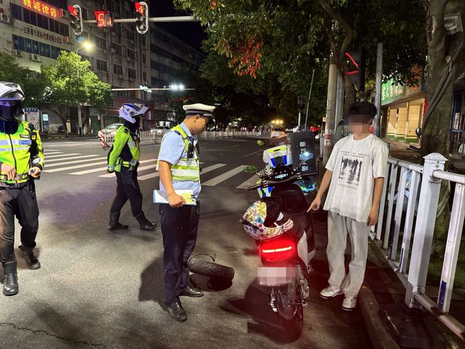 kaiyun：夏季行动丨赣县14名精神小伙驾驶“非法改装”车在街头追逐竞技、炸街？抓！(图5)