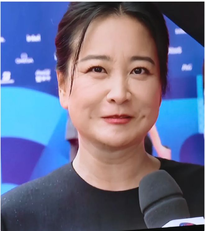 kaiyun：贾玲近照曝光“复胖”严重真实处境很尴尬！(图5)