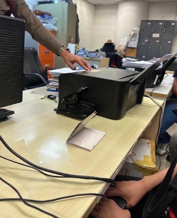 演员星星在缅北照片公开：眼神空洞表情恐惧蜷缩着身子精神差(图9)