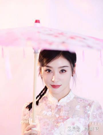 37岁袁姗姗晒照贺新年穿粉色旗袍典雅风情S曲线养眼又迷人(图3)