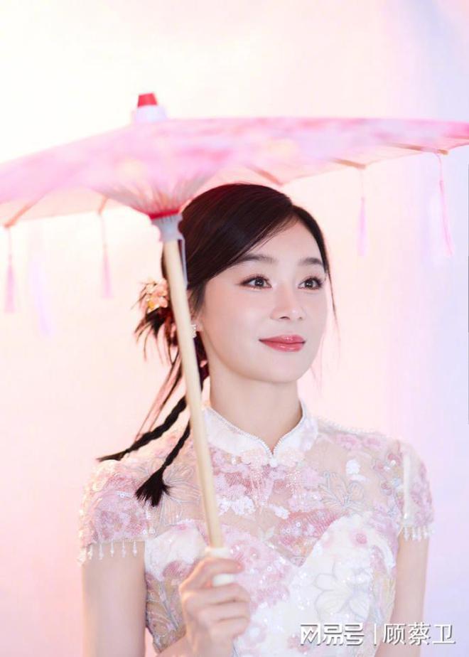 37岁袁姗姗晒照贺新年穿粉色旗袍典雅风情S曲线养眼又迷人(图2)