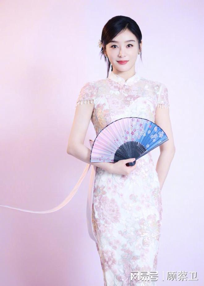 37岁袁姗姗晒照贺新年穿粉色旗袍典雅风情S曲线养眼又迷人(图6)