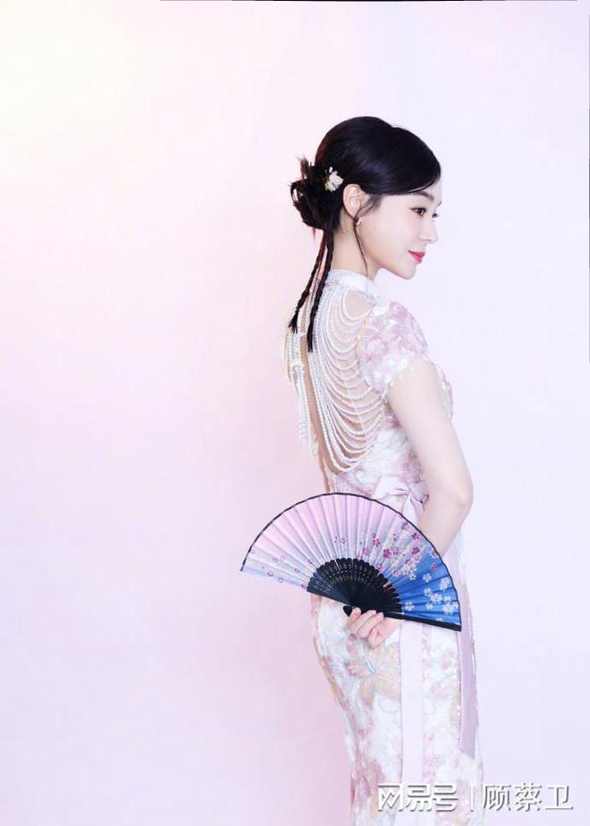 37岁袁姗姗晒照贺新年穿粉色旗袍典雅风情S曲线养眼又迷人(图7)