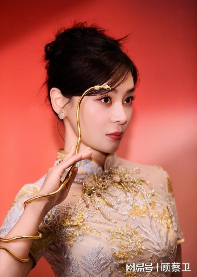 37岁袁姗姗晒照贺新年穿粉色旗袍典雅风情S曲线养眼又迷人(图10)