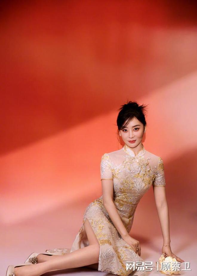 37岁袁姗姗晒照贺新年穿粉色旗袍典雅风情S曲线养眼又迷人(图9)