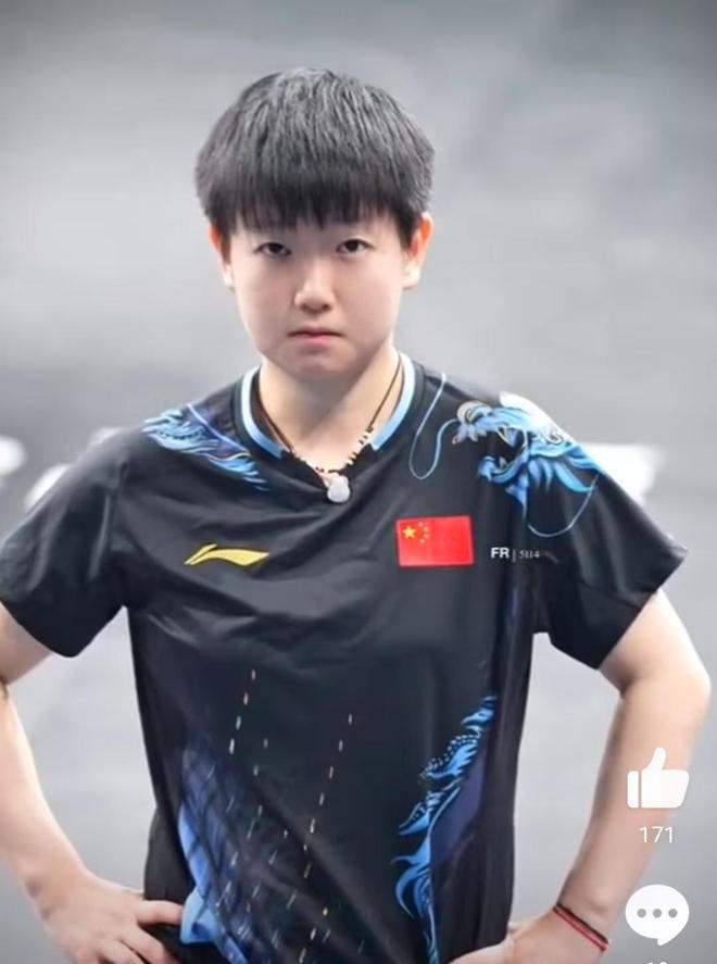 kaiyun网站：和孙颖莎开心合影黑衣帅哥身份曝光比王楚钦高长相帅气(图4)