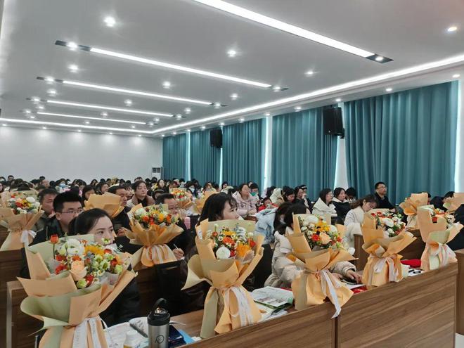 灵蛇昂首迎新岁春光满园启华章光山七中举行春季校本培训活动(图2)