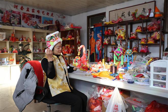 百年非遗贺新春！青岛孟家布老虎开启“忙年模式”(图1)
