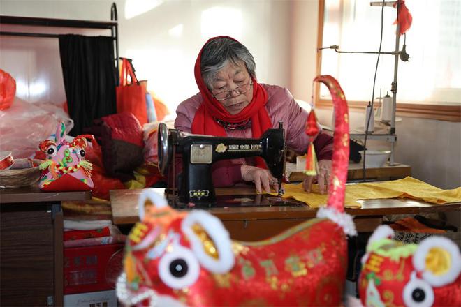 百年非遗贺新春！青岛孟家布老虎开启“忙年模式”(图3)