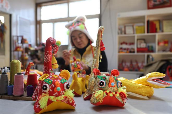 百年非遗贺新春！青岛孟家布老虎开启“忙年模式”(图2)