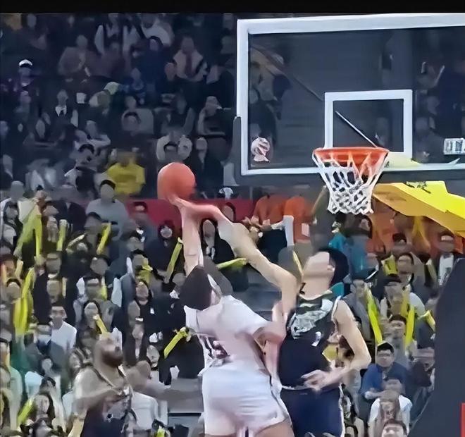 广东3消息！杜锋深夜开导徐杰洛夫顿玩自爆胡明轩回应威姆斯(图2)