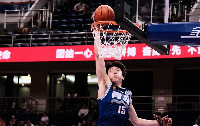 洛夫顿被驱逐！杨瀚森21+9青岛双杀上海李弘权5记三分难救主(图3)
