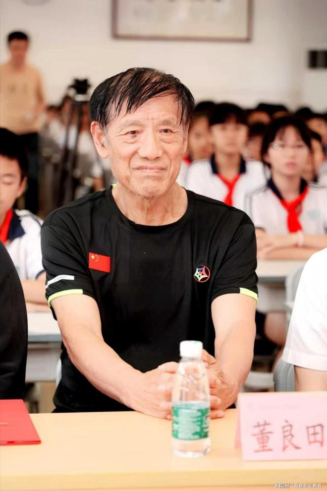 kaiyun：挥拍击毒护成长匹克强身迎全运(图2)