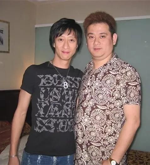 kaiyun网站：52岁梁焯满在广州购物黑眼圈好重脸色憔悴依然留着一头长发(图1)