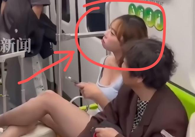 上海踢裆女被抓仍嚣张在派出所翘腿耍横照片曝光评论一边倒(图2)