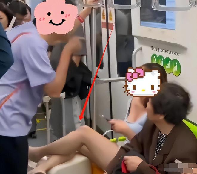 上海踢裆女被抓仍嚣张在派出所翘腿耍横照片曝光评论一边倒(图4)
