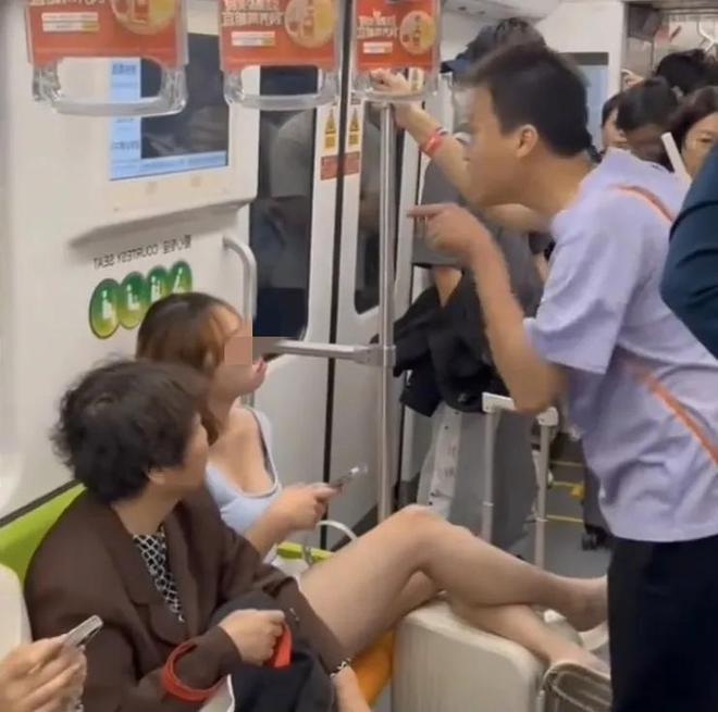 上海踢裆女被抓仍嚣张在派出所翘腿耍横照片曝光评论一边倒(图5)